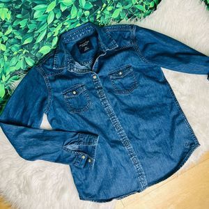 American Eagle Outfitters long sleeve button down denim style casual shirt top M